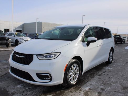 Used 2023 Chrysler Pacifica Touring-L image 3