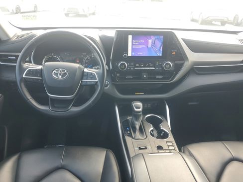Used 2023 Toyota Highlander XLE FWD image 11