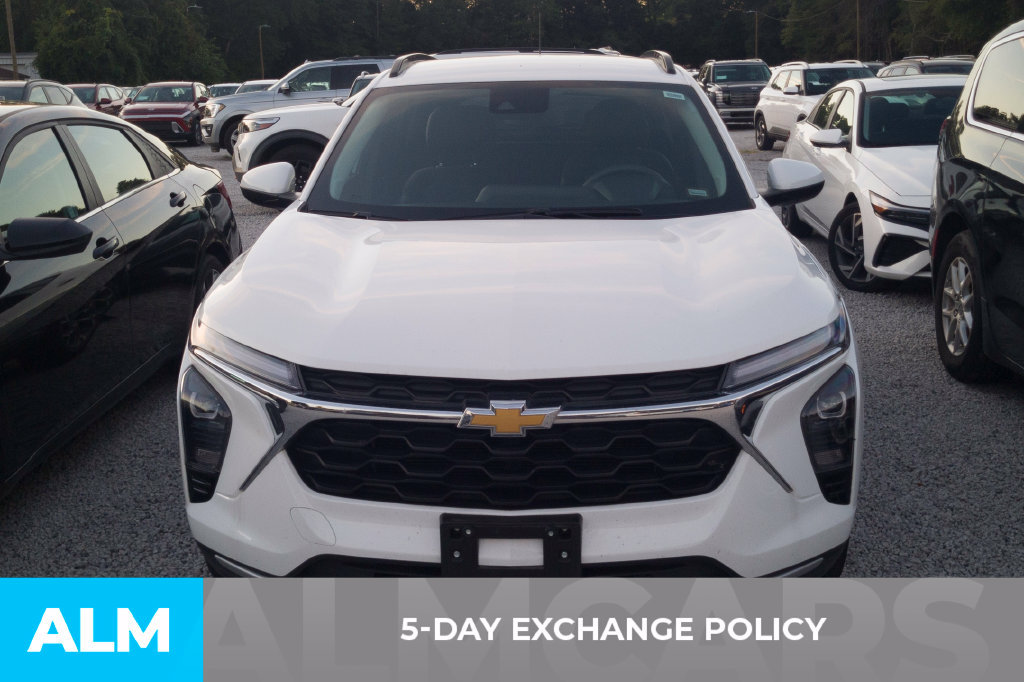 Used 2025 Chevrolet Trax LT FWD image 3