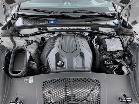 New 2026 Porsche Macan Base image 32