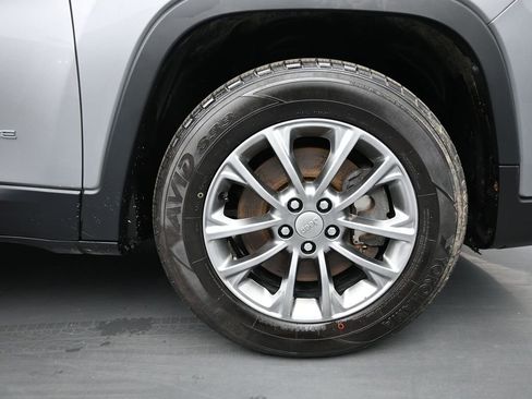Used 2019 Jeep Cherokee Latitude Plus w/ Cold Weather Group AWD/4WD image 10