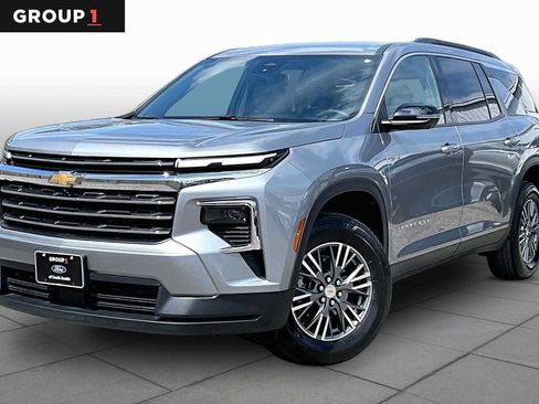 Used 2024 Chevrolet Traverse LT FWD image 1