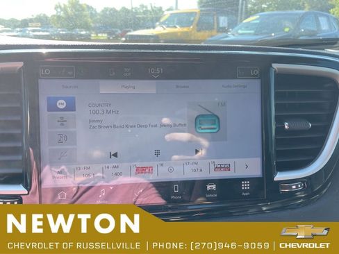 Used 2023 Chrysler Pacifica Touring-L FWD image 5