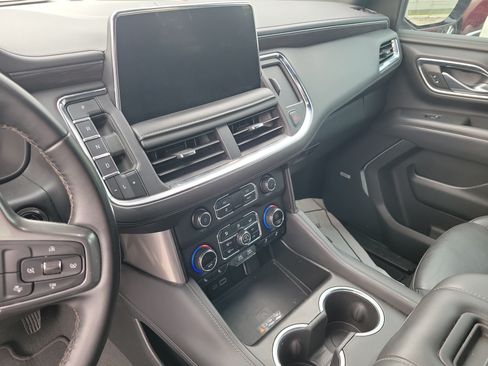 Used 2024 Chevrolet Suburban LT RWD image 15