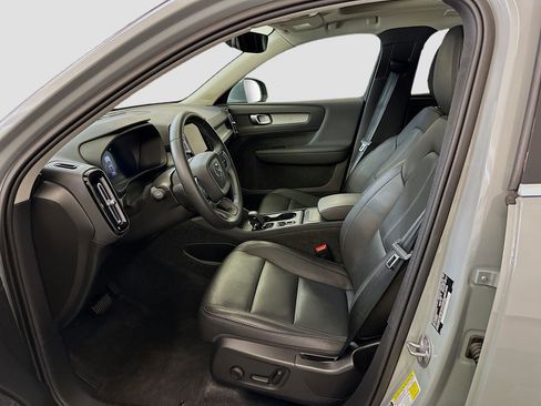 Used 2025 Volvo XC40 B5 Core image 13