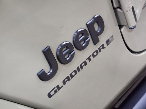 Used 2025 Jeep Gladiator Sport image 25