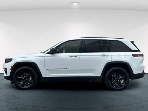 Used 2023 Jeep Grand Cherokee Limited w/ Black Appearance Package AWD/4WD image 9