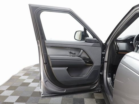 Used 2025 Land Rover Range Rover Sport SE image 5