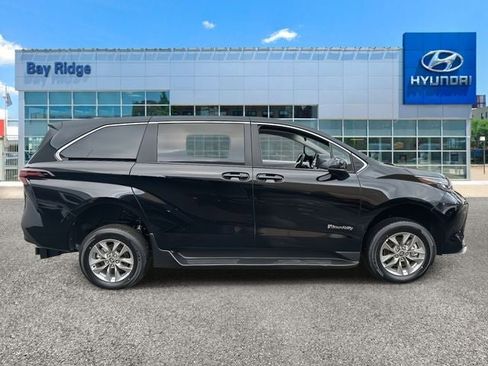 Used 2026 Toyota Sienna LE image 2