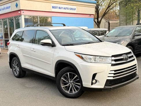 Used 2019 Toyota Highlander XLE image 2