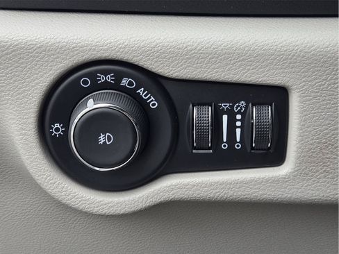 Used 2024 Chrysler Pacifica Touring-L FWD image 17