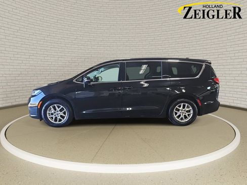 Used 2024 Chrysler Pacifica Touring-L FWD image 8