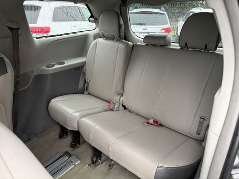 Used 2013 Toyota Sienna LE image 19