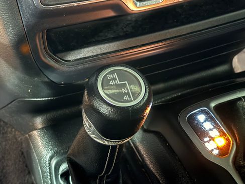 Used 2018 Jeep Wrangler Unlimited Sahara image 15