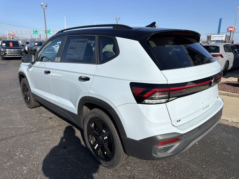 New 2026 Volkswagen Taos SE image 5
