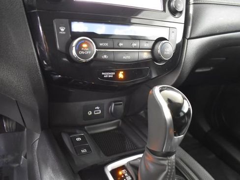 Certified 2019 Nissan Rogue SV w/ Premium Package image 23