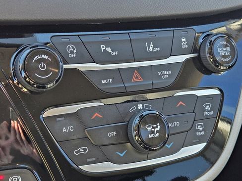 Used 2024 Chrysler Pacifica Touring-L image 20