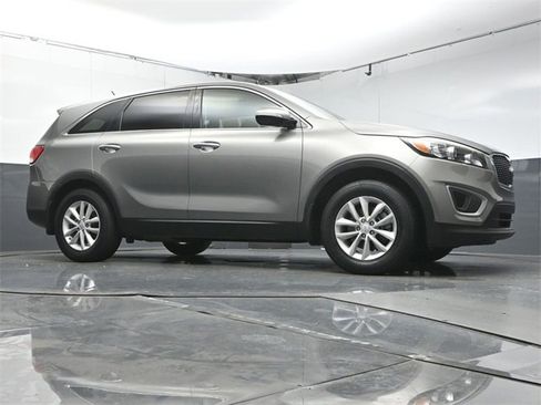 Used 2018 Kia Sorento L image 30