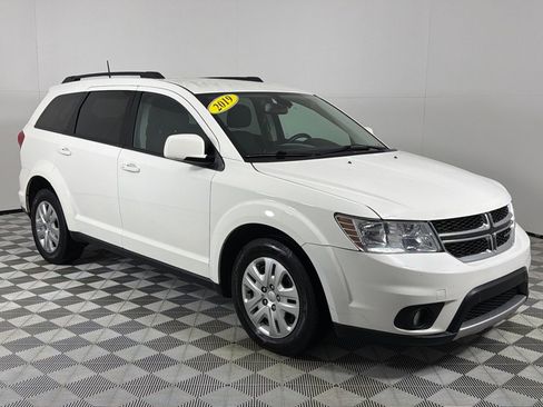 Used 2019 Dodge Journey SE image 3