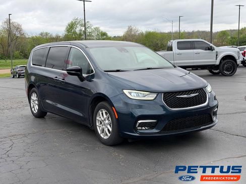 Used 2024 Chrysler Pacifica Touring-L FWD image 1