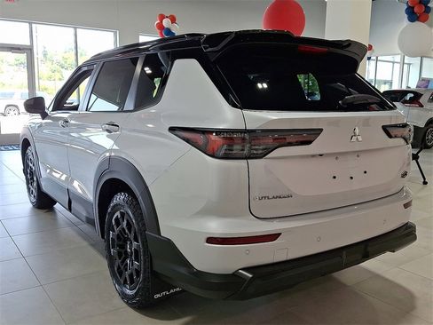 New 2025 Mitsubishi Outlander SE image 3