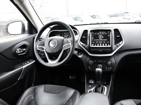 Used 2018 Jeep Cherokee Latitude Plus w/ Comfort/Convenience Group image 19