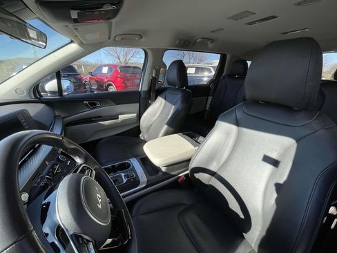 Used 2024 Kia Carnival LX image 30