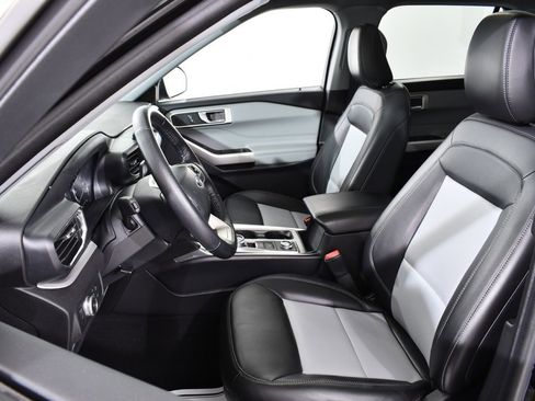 Used 2022 Ford Explorer XLT w/ Equipment Group 202A image 6