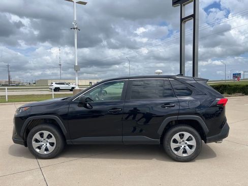 Used 2022 Toyota RAV4 LE image 3