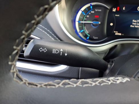 Used 2024 Chrysler Pacifica Premium image 18