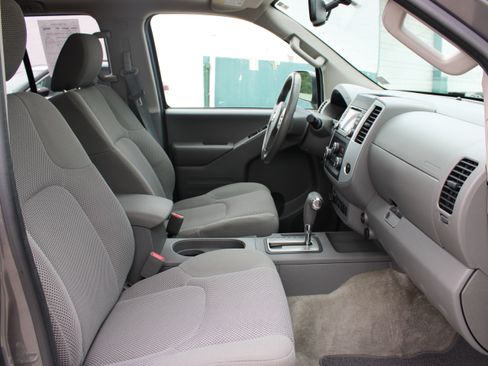 Used 2017 Nissan Frontier SV w/ SV Value Truck Package AWD/4WD image 13