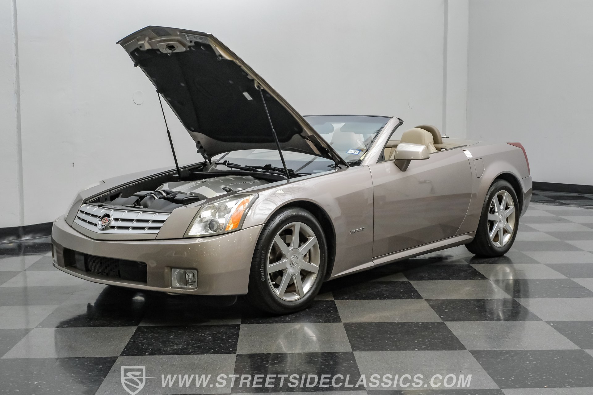 Used 2005 Cadillac XLR RWD image 36