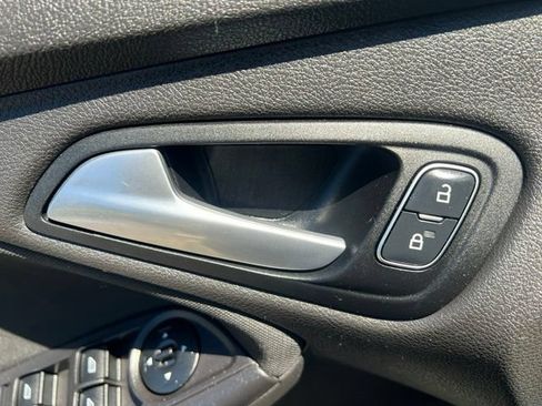 Used 2016 Ford Focus SE w/ SE Cold Weather Package FWD image 16