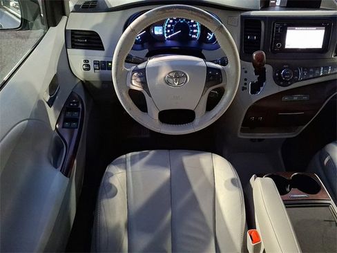Used 2014 Toyota Sienna XLE image 12