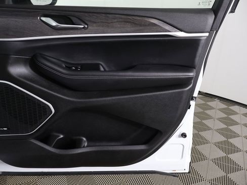 Used 2022 Jeep Grand Cherokee L Limited image 25