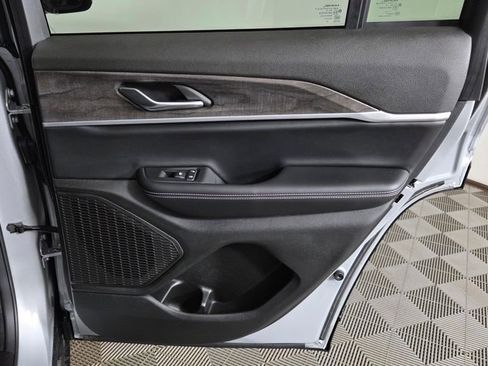 New 2025 Jeep Grand Cherokee Limited w/ Black Appearance Package image 35