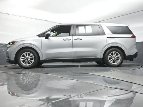 Used 2022 Kia Carnival LX FWD image 32