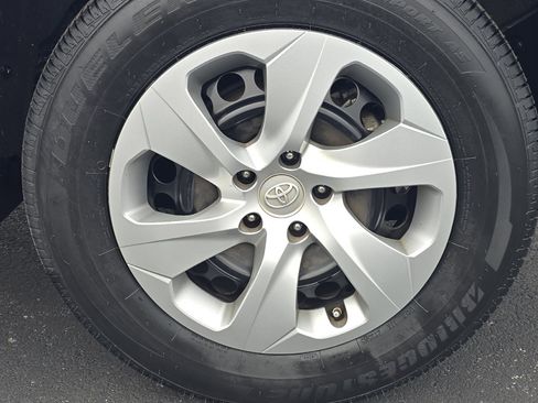 Used 2022 Toyota RAV4 LE image 24