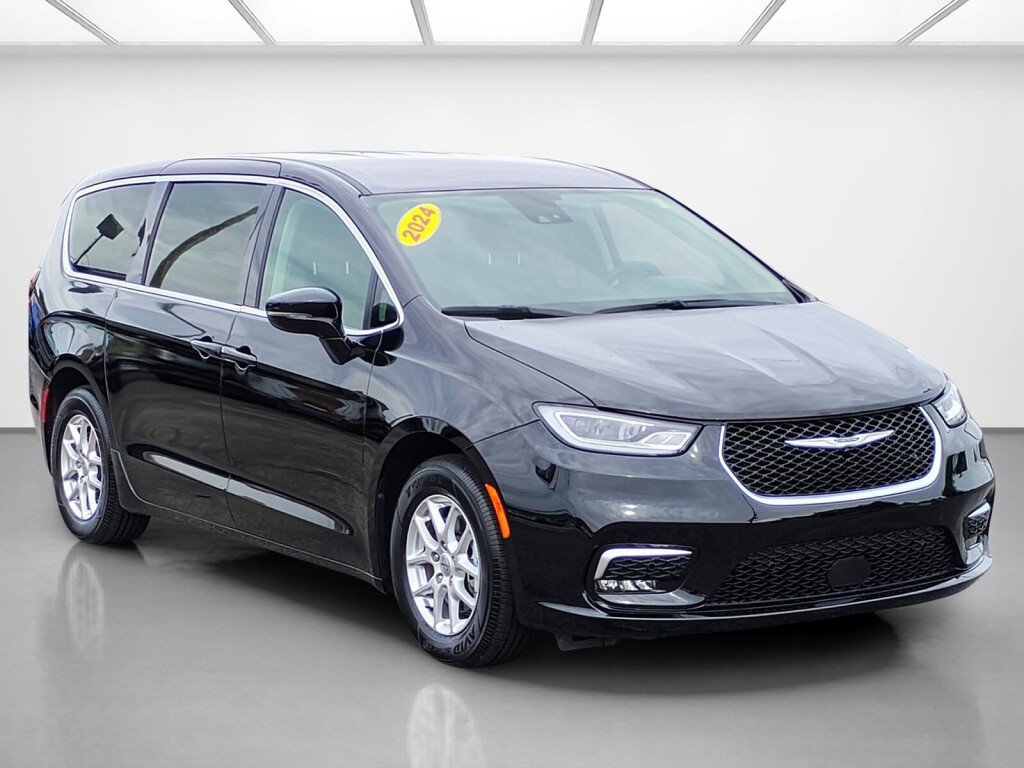 Used 2024 Chrysler Pacifica Touring-L FWD image 7