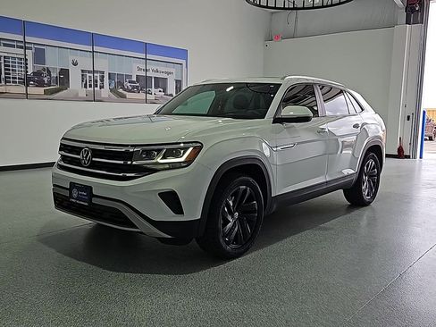Certified 2023 Volkswagen Atlas Cross Sport SE w/ Panoramic Sunroof Package FWD image 4