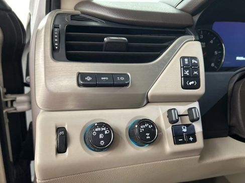 Used 2020 GMC Yukon Denali w/ Denali Premium Package image 8