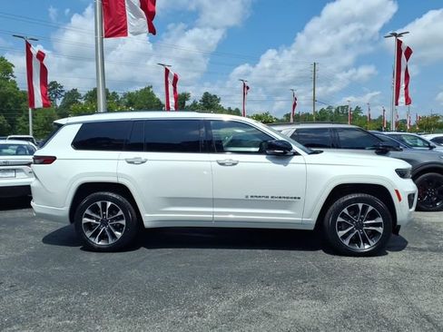 Used 2023 Jeep Grand Cherokee L Overland w/ Luxury Tech Group IV AWD/4WD image 3