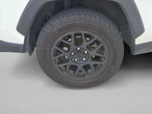 Used 2022 Toyota RAV4 XLE FWD image 6