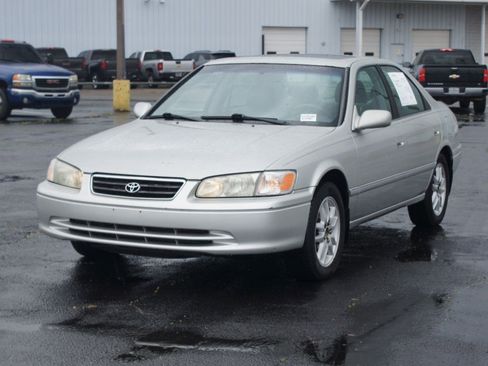 Used 2001 Toyota Camry XLE FWD image 2