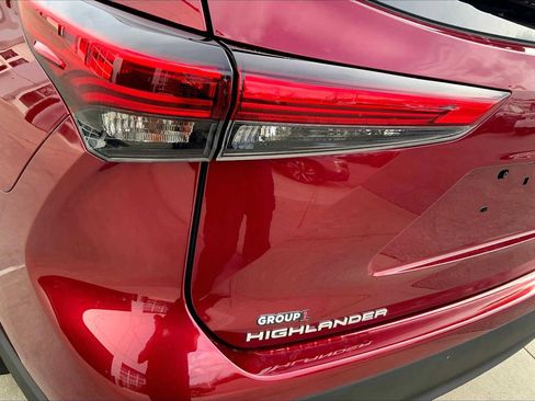 Used 2020 Toyota Highlander XLE AWD/4WD image 28
