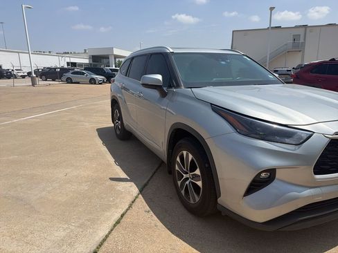 Used 2023 Toyota Highlander XLE FWD image 2