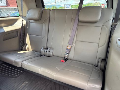 Used 2017 GMC Yukon SLT w/ Premium Edition AWD/4WD image 18