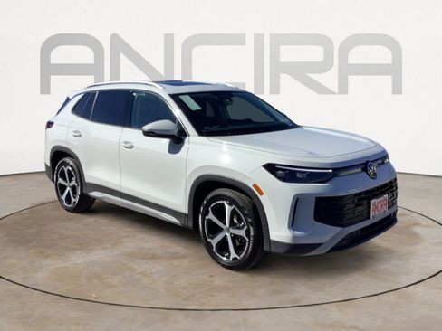 New 2026 Volkswagen Tiguan SE FWD image 2