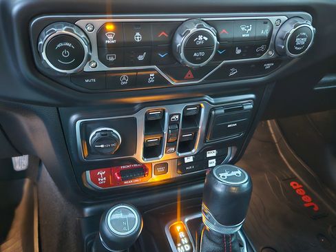 Used 2018 Jeep Wrangler Unlimited Rubicon image 27