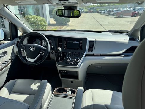 Used 2020 Toyota Sienna XLE w/ XLE Navigation Package image 18